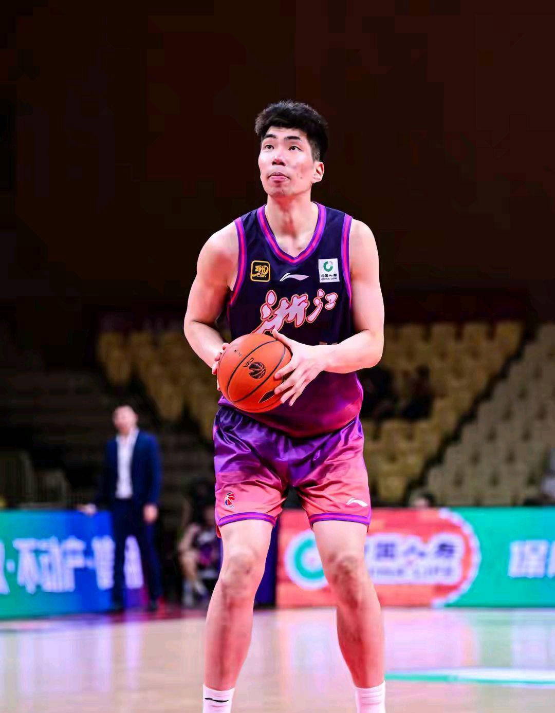 余嘉豪签约西甲三年，首季租借西乙，月薪仅2000欧，损失千万令人惋惜